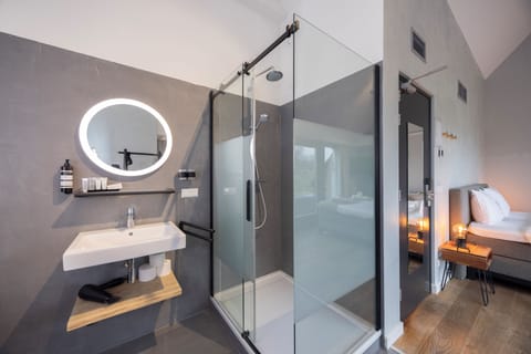 Deluxe Double Room | Bathroom | Towels, soap, shampoo, toilet paper