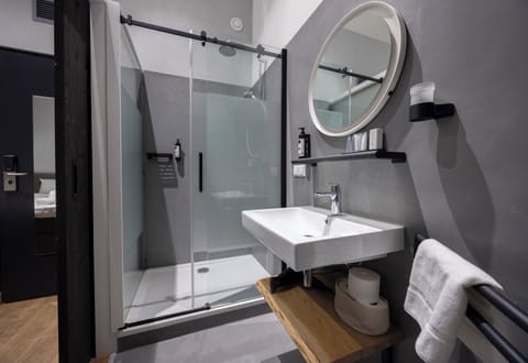 Towels, soap, shampoo, toilet paper