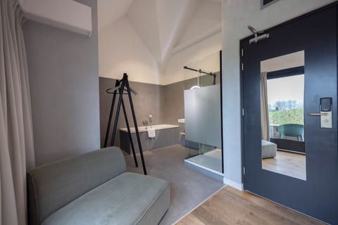 Deluxe Double Room | Bathroom | Towels, soap, shampoo, toilet paper