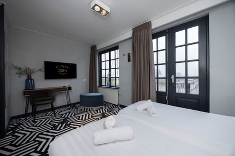 Classic Double or Twin Room, Harbor View | Cribs/infant beds, free WiFi, bed sheets