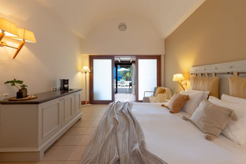 Junior Suite, Beachfront | Premium bedding, down comforters, pillowtop beds, minibar