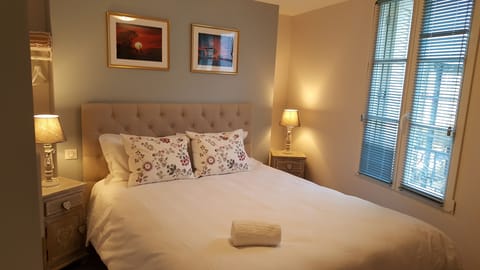 Desk, laptop workspace, free WiFi