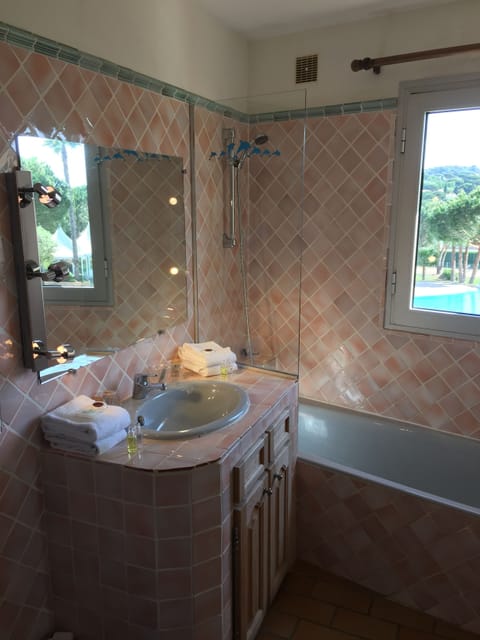 Junior Suite | Bathroom | Hair dryer, bidet, towels