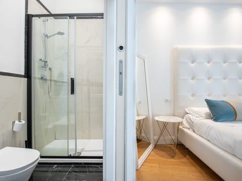 Classic Room, Balcony | Bathroom | Shower, hair dryer, towels, soap