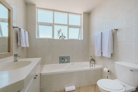 Family Suite | Bathroom | Free toiletries, hair dryer, towels