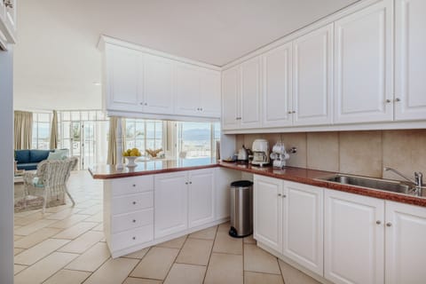 Family Suite | Private kitchen | Coffee/tea maker