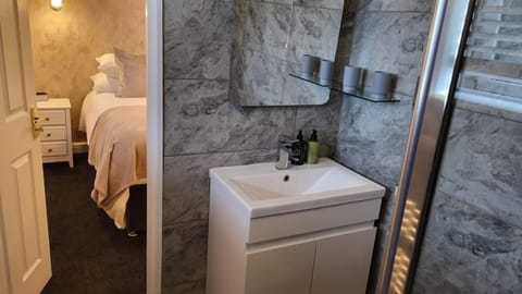 Deluxe Double Room, Ground Floor | Bathroom