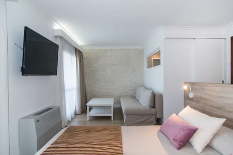 Junior Suite | In-room safe, desk, free WiFi