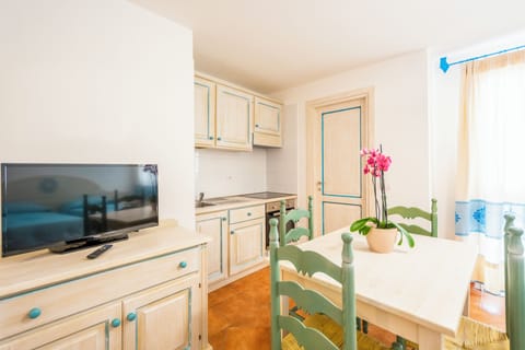 Deluxe Apartment | Private kitchen | Fridge, oven, cookware/dishes/utensils