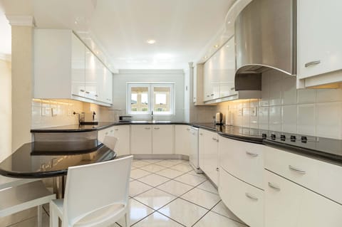 Apartment, Smoking | 3 bedrooms, Internet