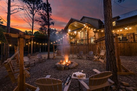Cozy Outta Pocket cabin with campfire, s’mores & string lights in Broken Bow, OK