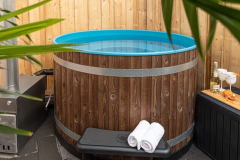 Die wohltuende Wärme eures Hot Tub genießen und dabei in die Sterne träumen? Dieser Traum kann auch ohne Sternschnuppe wahr werden!