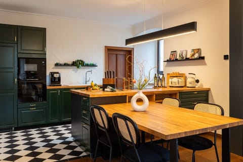 Küchentalk: Gemeinsames Kochen bei einem schönen Gläschen Wein. Der perfekte Start in einen geselligen Abend.