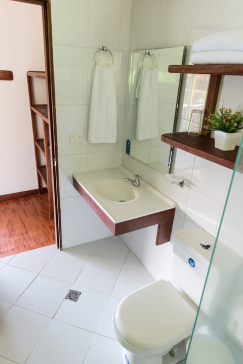 Superior Double Room | Bathroom | Shower, towels