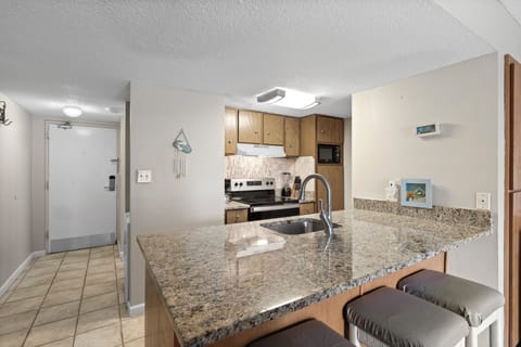 Eat-in kitchen bar seating