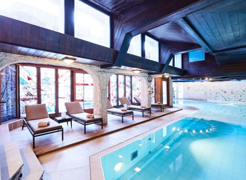 Indoor pool, sun loungers