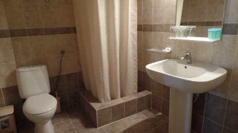 Family Room | Bathroom | Deep soaking tub, free toiletries, hair dryer, towels