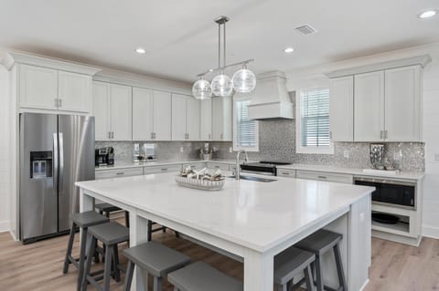 Glimmer's kitchen island is great for quick grab and go meals before beach time!