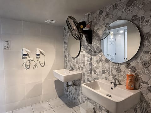 Shower, rainfall showerhead, free toiletries, hair dryer