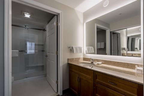 Suite, 2 Bedrooms | Bathroom | Combined shower/tub, free toiletries, hair dryer, towels