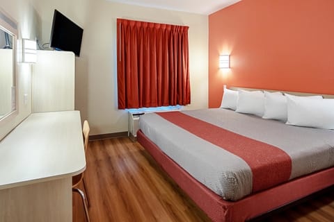 Standard Room, 1 King Bed, Non Smoking | In-room safe, desk, blackout drapes, free WiFi