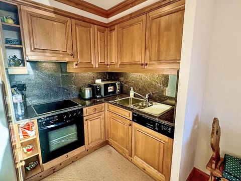 Countertop, Cabinetry, Property, Kitchen, Kitchen Appliance, Kitchen Stove, Sink, Home Appliance, Wood, Lighting