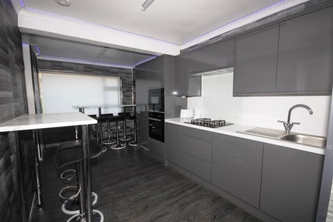 House, 3 Bedrooms | Private kitchen