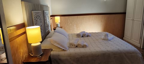 Double Room | Down comforters, in-room safe, desk, laptop workspace