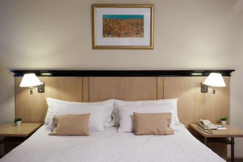 Premium bedding, down comforters, minibar, in-room safe