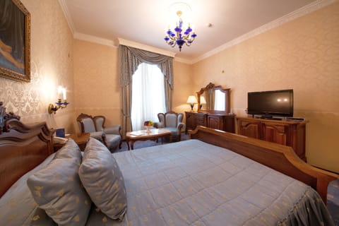 1 bedroom, hypo-allergenic bedding, minibar, in-room safe
