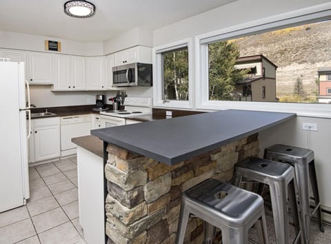 Condo, 3 Bedrooms | Private kitchen | Fridge, oven, coffee/tea maker, toaster