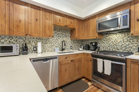 Townhome, 3 Bedrooms | Private kitchen | Fridge, oven, coffee/tea maker, toaster