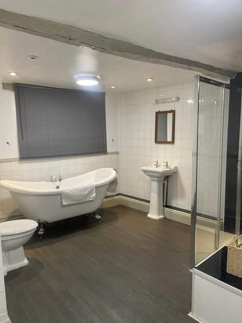 Deluxe Double Room | Bathroom | Free toiletries, towels, soap, shampoo