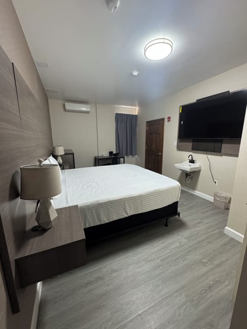 Luxury Room, 1 King Bed | Desk, laptop workspace, soundproofing, iron/ironing board