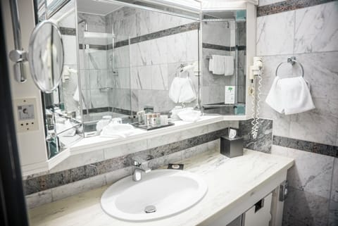 Comfort Queen | Bathroom | Shower, rainfall showerhead, free toiletries, hair dryer