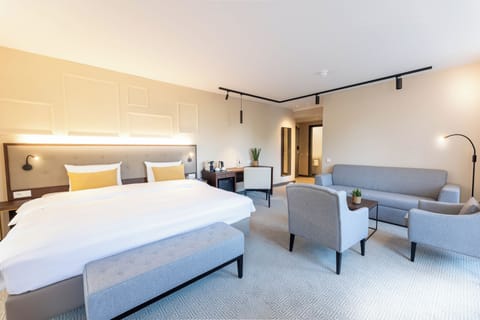 Junior Suite | Hypo-allergenic bedding, minibar, in-room safe, individually furnished