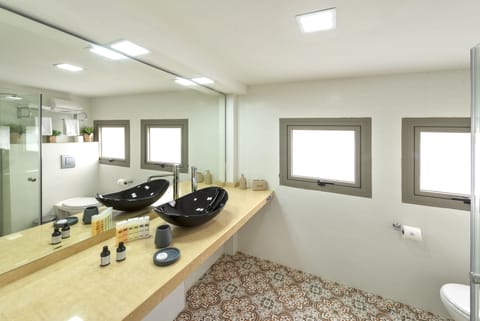 Family Room, Balcony | Bathroom | Shower, designer toiletries, hair dryer, towels