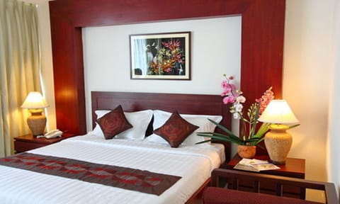 Superior Double or Twin Room | Minibar, in-room safe, blackout drapes, rollaway beds