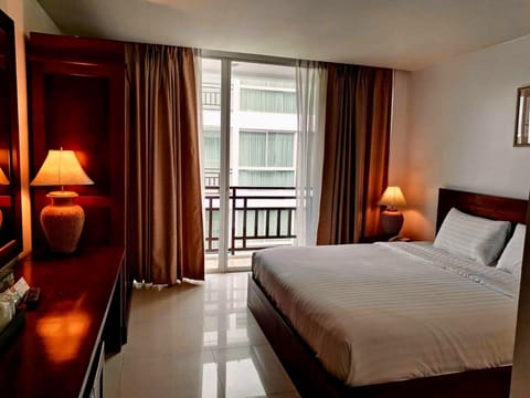 Superior Double or Twin Room | Minibar, in-room safe, blackout drapes, rollaway beds