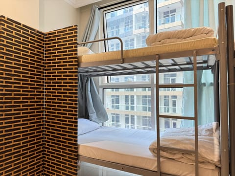 Hypo-allergenic bedding, desk, iron/ironing board, free WiFi