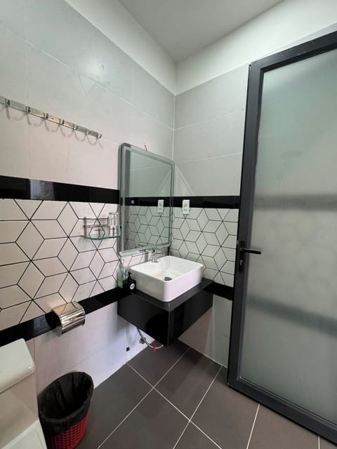 Basic Double Room Single Use | Bathroom | Shower, hair dryer, slippers, towels