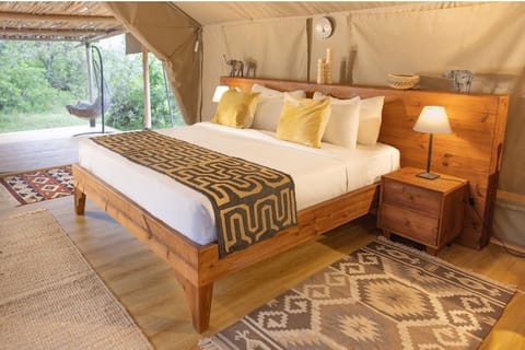 Pearl Mara Tents | Minibar, in-room safe, desk, laptop workspace