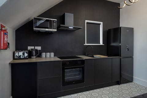 Family Apartment | Private kitchen | Mini-fridge, microwave, oven, stovetop