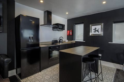 Deluxe Apartment | Private kitchen | Mini-fridge, microwave, oven, stovetop