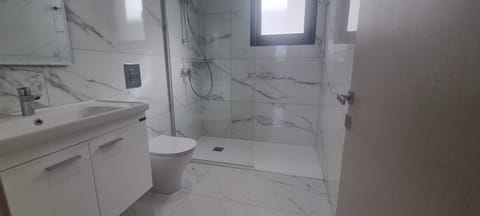 Luxury Apartment, City View | Bathroom