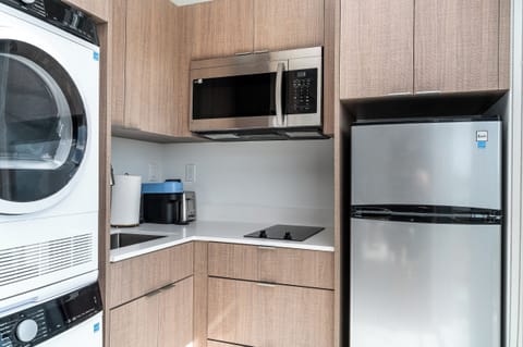 Deluxe Studio, City View | Private kitchen | Fridge, microwave, stovetop, cookware/dishes/utensils