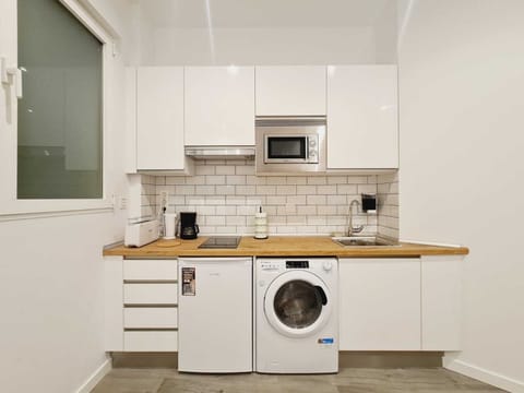 Family Studio | Private kitchen | Mini-fridge, microwave, stovetop, coffee/tea maker