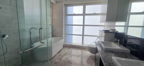 Luxury Suite, City View | Deep soaking bathtub