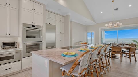 A flattop range in the island so you can wow your guests with a culinary prowess...