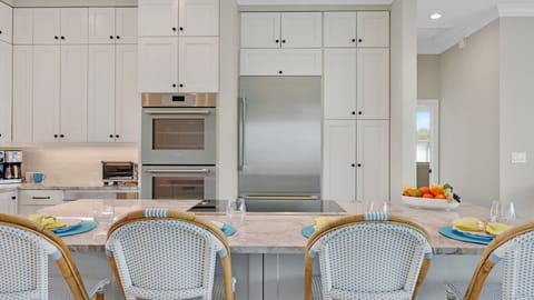 Bar seating for 4 at the island...